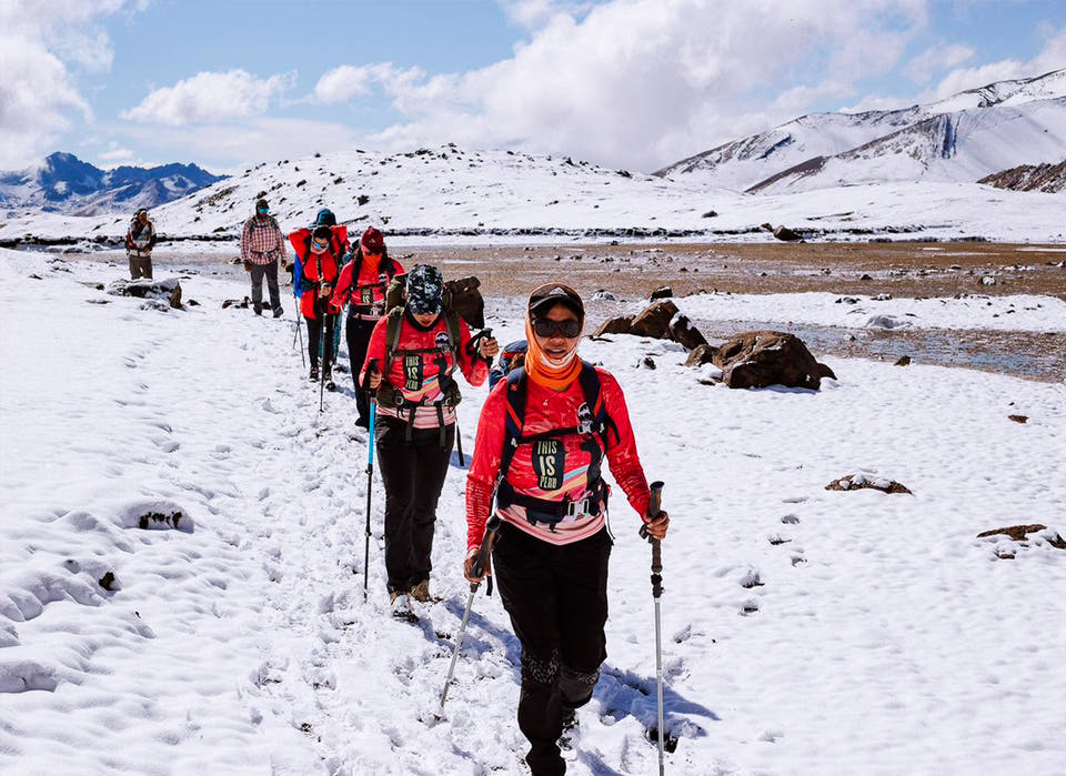 Equipo subiendo una ruta con prendas deportivas Moott