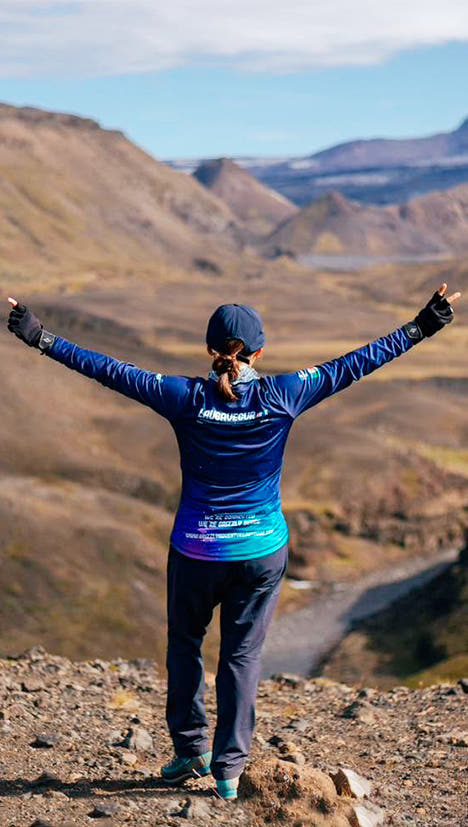 Corredor con uniforme deportivo junto a un lago