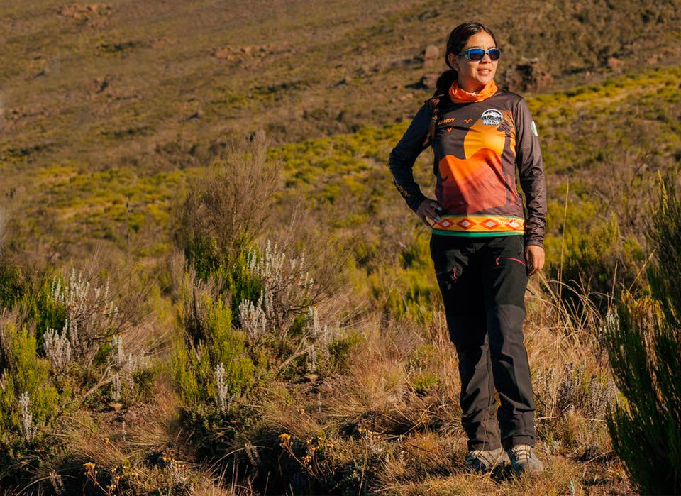 Atleta con uniforme Moott en ruta de montaña