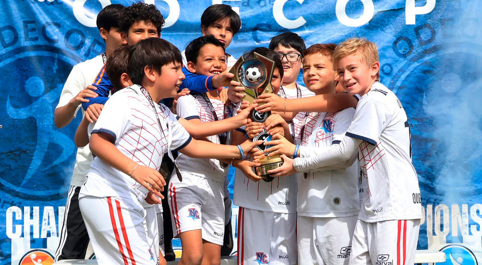 Equipo escolar celebrando con medallas