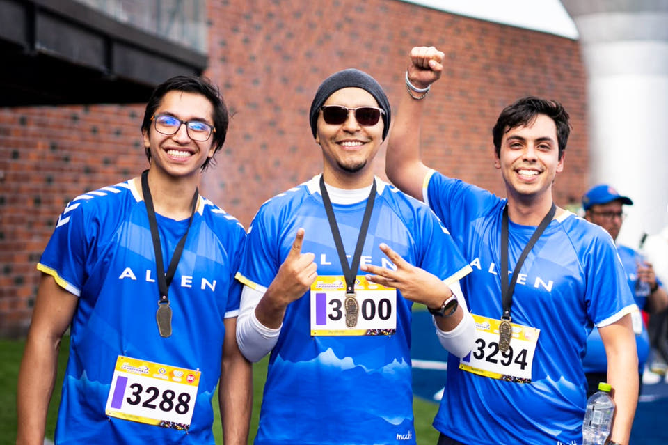 Participantes de evento deportivo con jersey azul personalizado